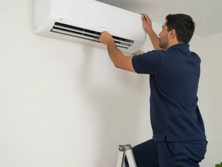 Técnico instalando um ar-condicionado split