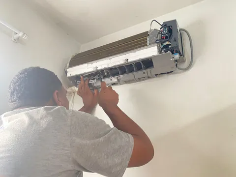 Técnico da Ice Mais abrindo um split para a manutenção